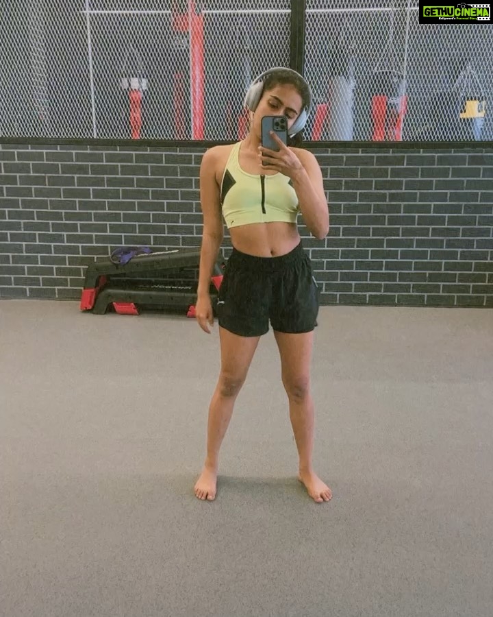 Samyuktha Hegde Instagram - Progress over perfection After tearing my ACL and not exercising for over 6 months, I have really missed being at the gym My self esteem has been on an all time low since my surgery and to add to that most people I meet tell me how SKINNY I’ve become (it feels really bad, that fat people don’t like being called fat though but skinny people have no feelings) I started training on the 6th feb and just two weeks of consistent training has boosted my self confidence, improved my food and water intake, stopped craving late night junk and also bettered my sleep cycles. Body positivity should speak more about bettering health and muscle strength instead of telling people it’s okay to be the way you are cause ITS NOT. Being fat and being thin both are unhealthy in their own ways but that’s okay cause you can start today and change that fact about yourself. Love yourself, treat yourself well, be kind to yourself and others but don’t forget the one thing you life with your whole life is your body, so take good care of it! #recovery #bodypositivity #healthiseverything #trainandgain