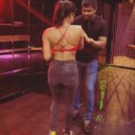 Samyuktha Hegde Instagram - That neck roll in the end got him smiling 😅 You meet a complete stranger and dance like you are doing a routine that’s what I love most about latin dancing 💃 Ps: this is a complete impromptu dance piece, there was NO rehearsal/practice dance! #dance #bachata #latindance #movement