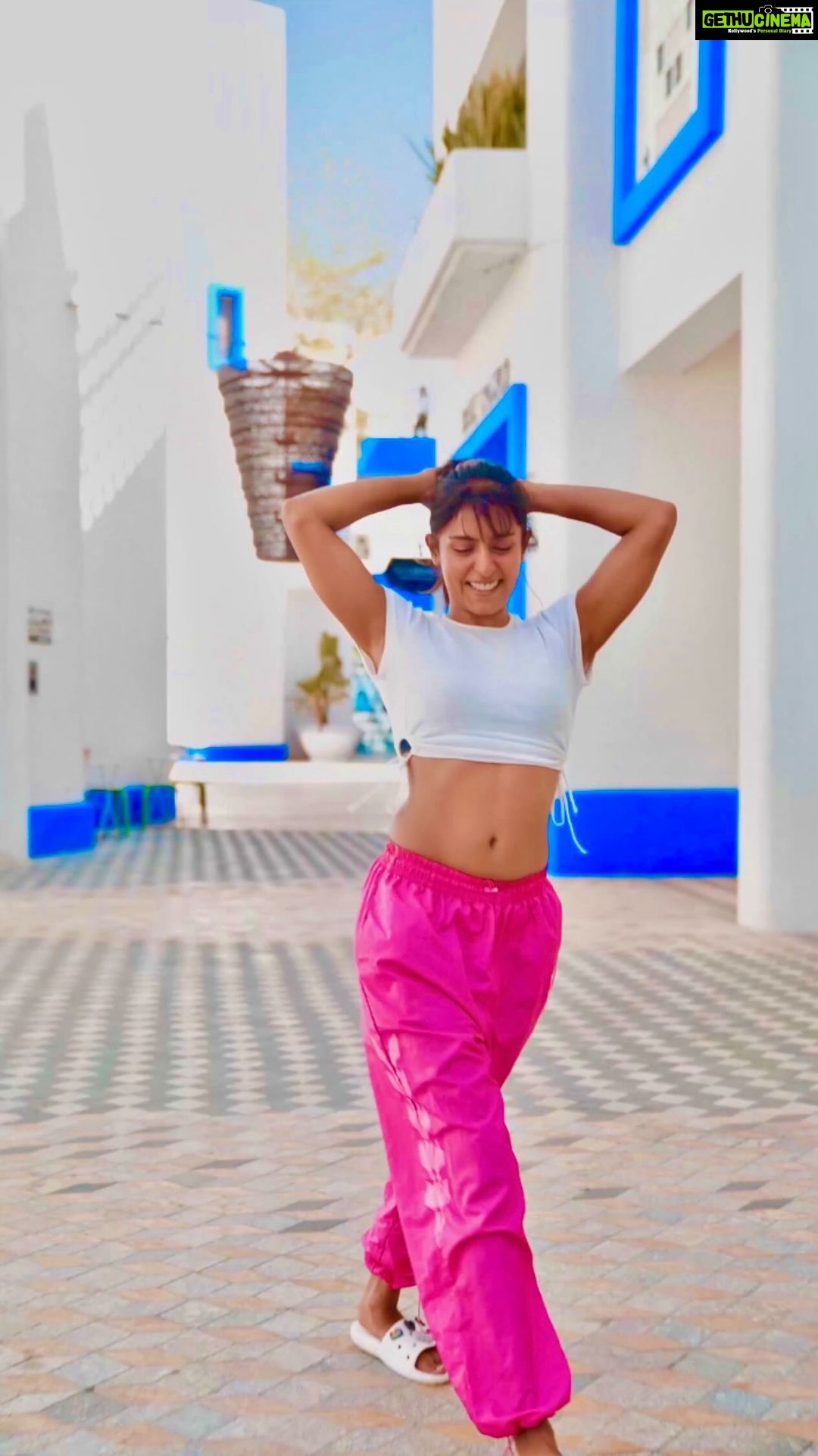 Samyuktha Hegde Instagram - I love that my @crocs express just who I am! Playful, vibrant and experimental. ๐ซถ Which is why I love that I can customise my Crocs the way I like them, EVERY TIME ๐บ๐ @crocsindia @goldcoastfilmsofficial