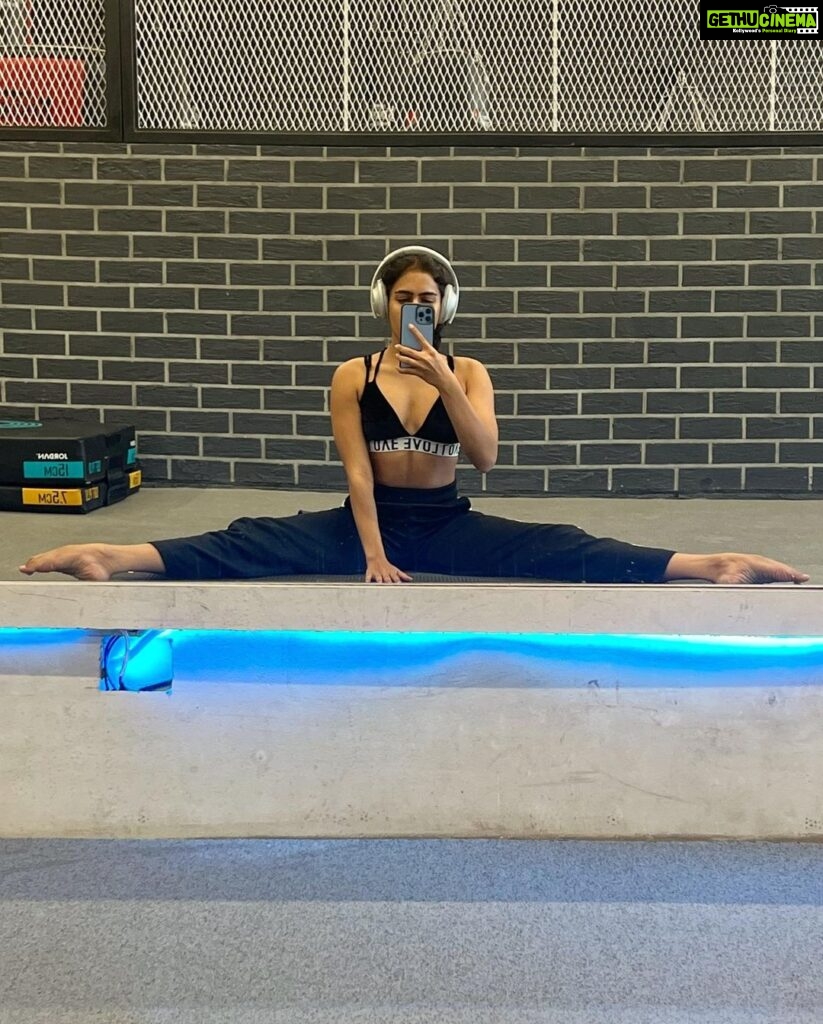 Samyuktha Hegde Instagram - Progress over perfection After tearing my ACL and not exercising for over 6 months, I have really missed being at the gym My self esteem has been on an all time low since my surgery and to add to that most people I meet tell me how SKINNY I’ve become (it feels really bad, that fat people don’t like being called fat though but skinny people have no feelings) I started training on the 6th feb and just two weeks of consistent training has boosted my self confidence, improved my food and water intake, stopped craving late night junk and also bettered my sleep cycles. Body positivity should speak more about bettering health and muscle strength instead of telling people it’s okay to be the way you are cause ITS NOT. Being fat and being thin both are unhealthy in their own ways but that’s okay cause you can start today and change that fact about yourself. Love yourself, treat yourself well, be kind to yourself and others but don’t forget the one thing you life with your whole life is your body, so take good care of it! #recovery #bodypositivity #healthiseverything #trainandgain