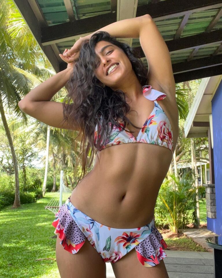 Samyuktha Hegde Instagram - No filter, No edit, Morning bod! Eat real food, drink real water, get sound sleep, staying in a healthy positive environment is what our body needs to thrive! So give it the opportunity to thrive Add these things to your routine for a month and see how your body changes! 1. Wake up and drink warm water 2. Eat your veggies and protein before your carbs 3. Drink lots of water and add 1 coconut water to your diet 4. Dinner atleast 3 hours before bed 5. Stretch for 5 mins before sleeping PS: Exercise, water and sleep can solve almost all your problems! #thrive #healthynotskinny