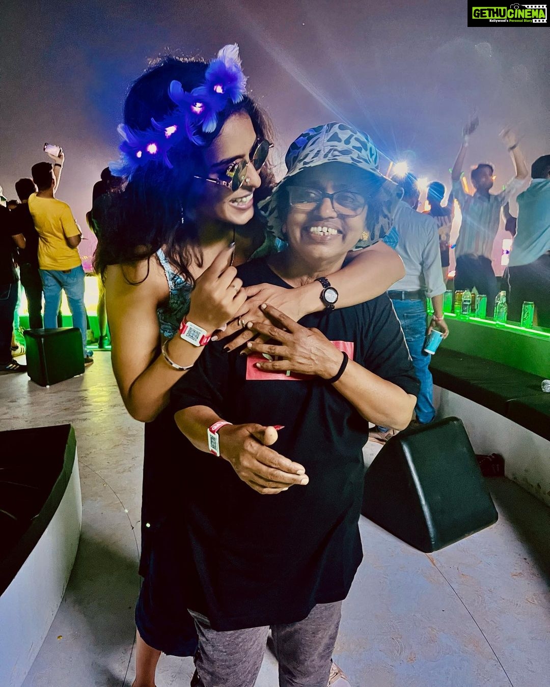 Samyuktha Hegde Instagram - Swipe to the end to see Amma groove and jump at her first music festival. What an epic party at Tuborg X Sunburn 2022 in Goa. Thank you so much @tuborgzerosoda for giving me so many good memories! I had a great time. #Ad #Tuborg #TuborgZeroSoda #OpenToMore #TuborgSunburnLimitedEdition #TuborgxSunburn2022 #WhyNot **Disclaimer: Drink responsibly, this content is for 25 years and above