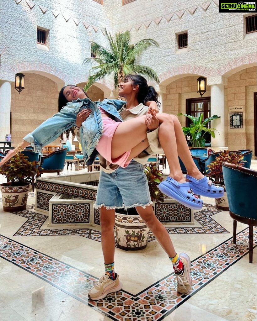 Samyuktha Hegde Instagram - The ladies woo-man! Not sorry guys, I got better biceps, better manners and better game! What say ladies? @thecozyvibe @shetroublemaker @yashikaaaaaaaaaaa @the.vogue.vanity . . . Ps: just casually following the instructions of moving and picking @movenpickresortpetra @goldcoastfilmsofficial #theladies #picknmove