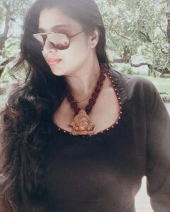 Samyuktha Varma Instagram - Thanku thathathai for this handmade mala😍😍😍😘😘@urmilaunni