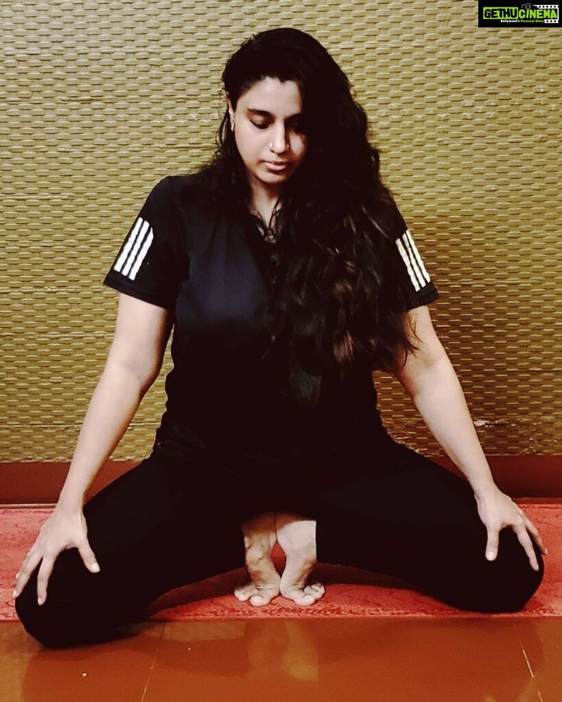 Samyuktha Varma Instagram - Mula Bandha or the Root Lock is one of the three main Bandhas or yogic locks practiced by yogis 🌺The Root Lock Pose helps in balancing the mind, increases the power of concentration, allows more awareness of the unconscious realms. 🌺induces physical and mental relaxation quickly.  🌺refreshes and rejuvenates and also relieves you of stress and mild depression. 🌺 It also revitalizes and energizes the nervous system and also helps in calming the nerves. As you know how to control Moola Bandha or Root Lock in your body, you will have all the power over life force in your body.when you are able to contain and control that life inside of you, it helps you not to look for enjoyment or happiness elsewhere and finally recognize that all that you need, you already have inside your own body. Keep practising 🙏