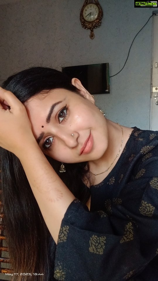 Sana Amin Sheikh Instagram - POV: I'm in a Mani Rathnam Film 🎬 #snehithane #saathiya #naturallight #nofilter #chupkese #madhavan #shalini #alaipayuthey #arr #2000s #favourite #okjaanu #okkanmani #TamilFilms #love #manirathnam #Hindifilms🖤