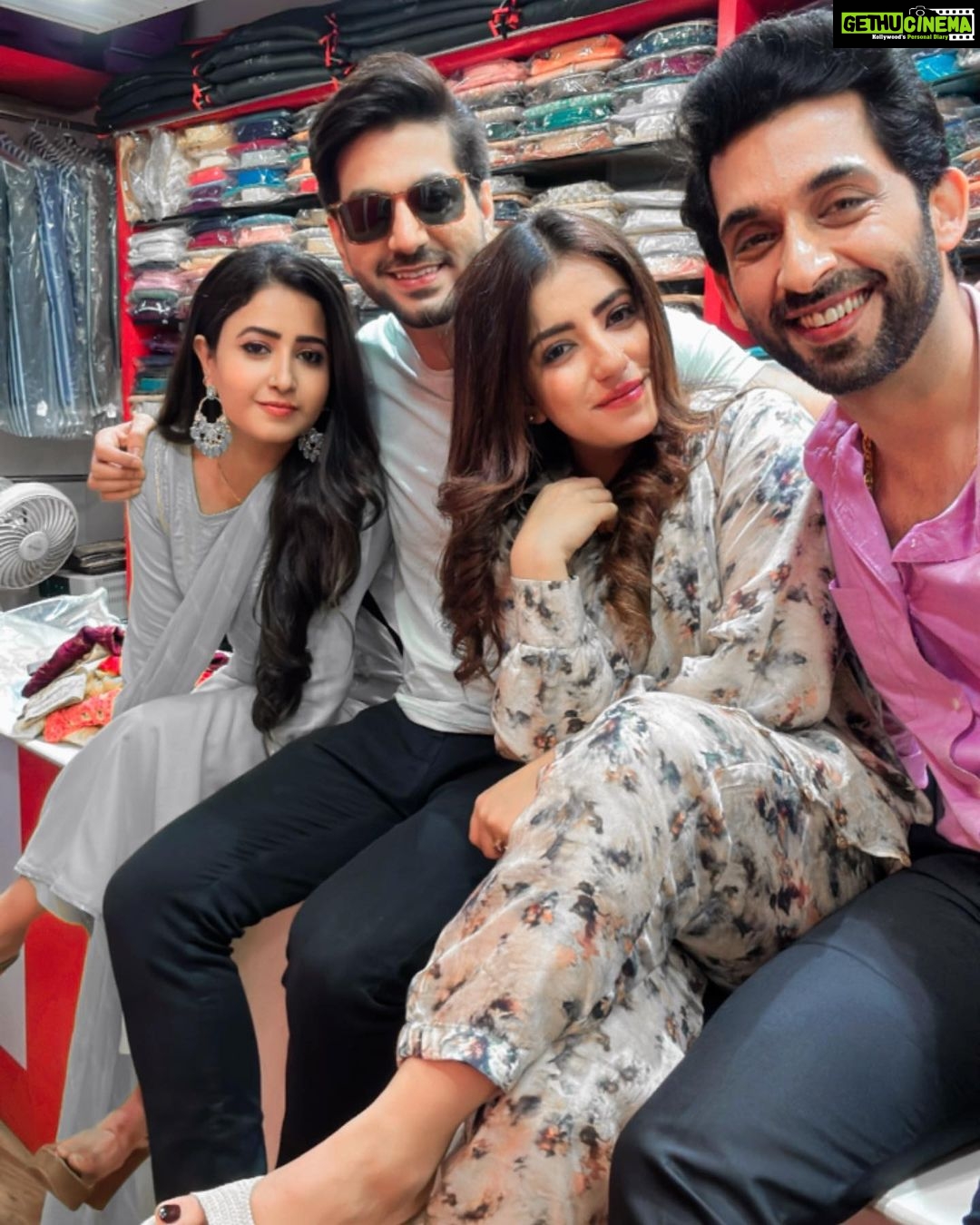 Sana Amin Sheikh Instagram - No matter how tiring the shoot is.. we all make the best out of it.. #bestvibes . @sanaaminsheikh @i.m_anirudh @dollychawla22 . . #sahilphull #newpost #instadaily #bts #atrangi #bond #friendshipgoals #instalike #vibe #fyp