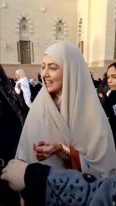 Sana Khan Instagram - This was me last year celebrating Eid in Madina 🥰
SubhanAllah I can’t even describe how beautiful it was.
I remember getting inside the masjid at 1:30am to catch my place for 5am namaz and Eid khutbah.
You won’t believe 3am all doors to masjid including outside area gate was closed it was soo full.
It was my first ever Eid in Madina 😁 I always dreamt of celebrating Eid there and my lovely husband @anas_saiyad20  made it possible for me.

I m missing this so much @alkhalidtours 
It was such an amazing experience bhai.

Ps: This video was shot by one sweet girl who was with me throughout the khutbah n she shot it later we borrowed this video from her and I m glad.

Alhamdullilah for the mercy’s and blessings that Allah has bestowed upon us 🤲🏻

#sanakhan #anassaiyad #ramadan #eid #madina #umrahwithakt