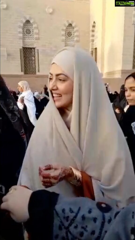 Sana Khan Instagram - This was me last year celebrating Eid in Madina 🥰 SubhanAllah I can’t even describe how beautiful it was. I remember getting inside the masjid at 1:30am to catch my place for 5am namaz and Eid khutbah. You won’t believe 3am all doors to masjid including outside area gate was closed it was soo full. It was my first ever Eid in Madina 😁 I always dreamt of celebrating Eid there and my lovely husband @anas_saiyad20 made it possible for me. I m missing this so much @alkhalidtours It was such an amazing experience bhai. Ps: This video was shot by one sweet girl who was with me throughout the khutbah n she shot it later we borrowed this video from her and I m glad. Alhamdullilah for the mercy’s and blessings that Allah has bestowed upon us 🤲🏻 #sanakhan #anassaiyad #ramadan #eid #madina #umrahwithakt