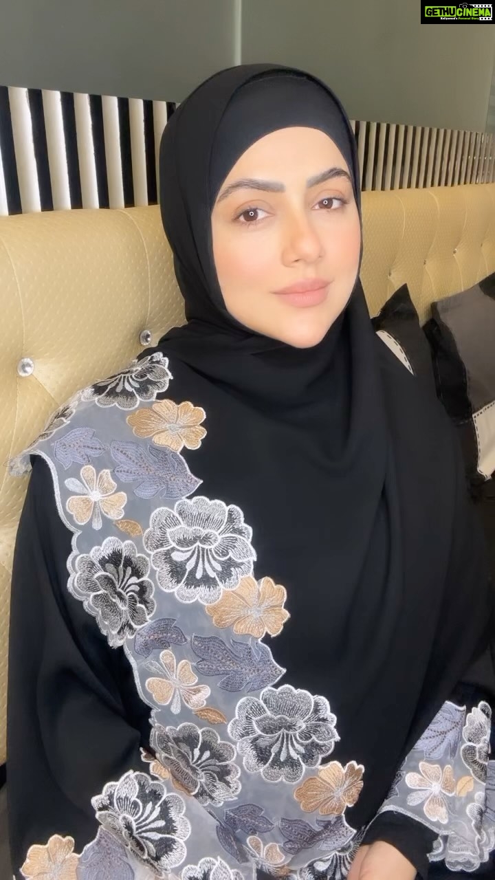 Sana Khan Instagram - It’s called Sa’at Ul Istijabah A Time When Dua is Answered 🤲🏻 Make the most of it in Ramadan and even after Ramadan on every Friday ♥️ Abaya @hayabysanakhan #sanakhan #anassaiyad #jummah #alhamdulillah #ramadan