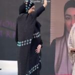 Sana Khan Instagram - Alhamdullilah what an amazing evening in Bangalore. Yes I travelled all the way for this to support my friend cum sister @saharafshaofficial @majlis.expo The whole environment was so happy, beautiful and full of energy. It was nice to motivate my sisters n have little chat on deeni topics. May Allah make it easy for everyone one whose working so hard specially in Ramadan to make halal income. Thank u Bangalore for the warm welcome everytime I come there. Abaya @hayabysanakhan Eid collection #sanakhan #anassaiyad #bangalore #Ramadan #alhamdulillah