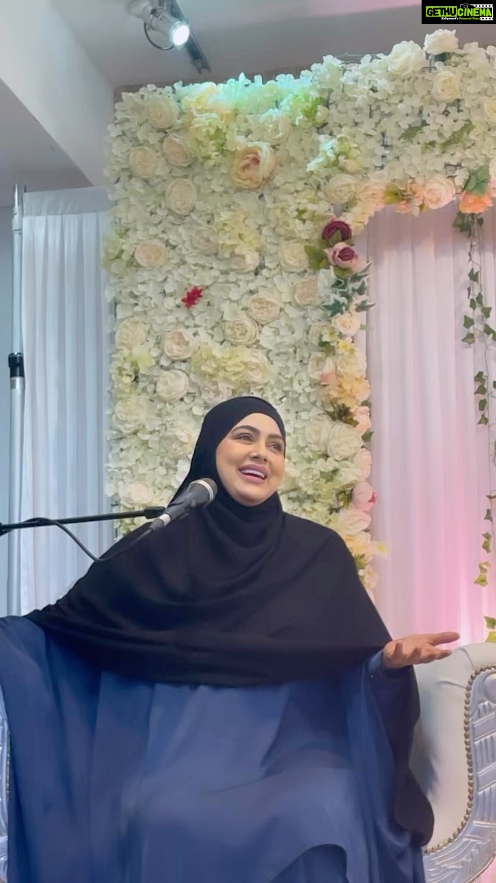 Sana Khan Instagram - Allahuakber! Our final event by @almiftaah is in London today. Only a few seats left till we are fully sold out! Those of you who have attended already please tell us if you have found it as amazing as we have! π JazakAllah to @sanakhaan21 and dear mufti @anas_saiyad20. Please follow @almiftaah for lots more events in the UK, we are nothing without your support.