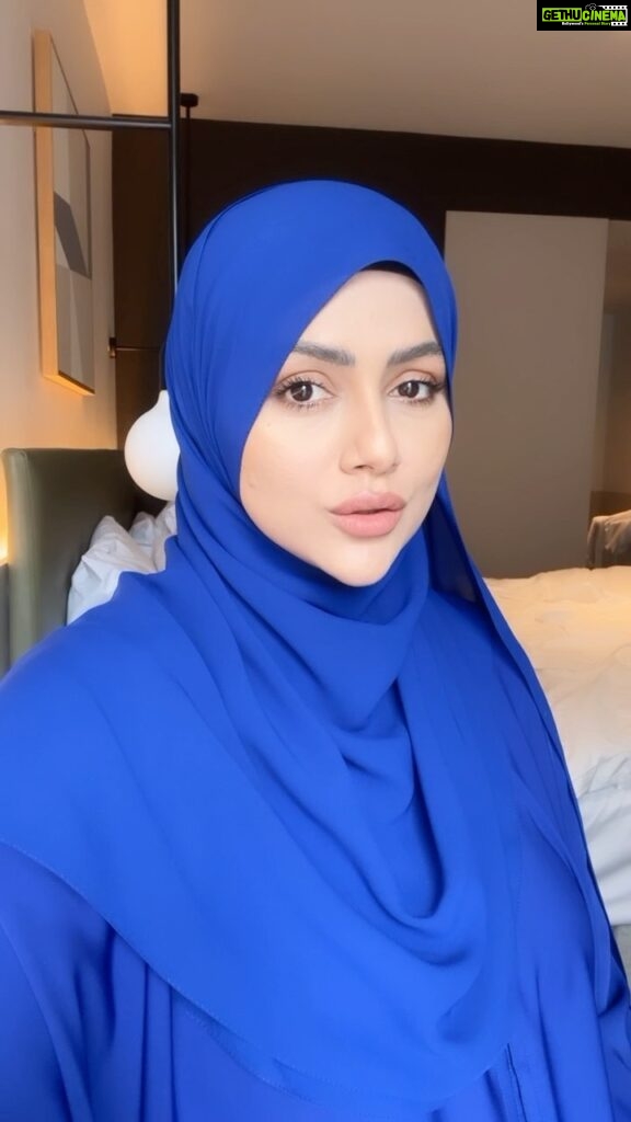 Sana Khan Instagram - Struggle is for real so keep working on urself and In Sha Allah one day we will all achieve our goals. The search for Allah swt is the the most beautiful search n once u find him u have found the true meaning of life💙 Abaya @hayabysanakhan New launch #sanakhan #anassaiyad #alhamdulillah #england #manchester