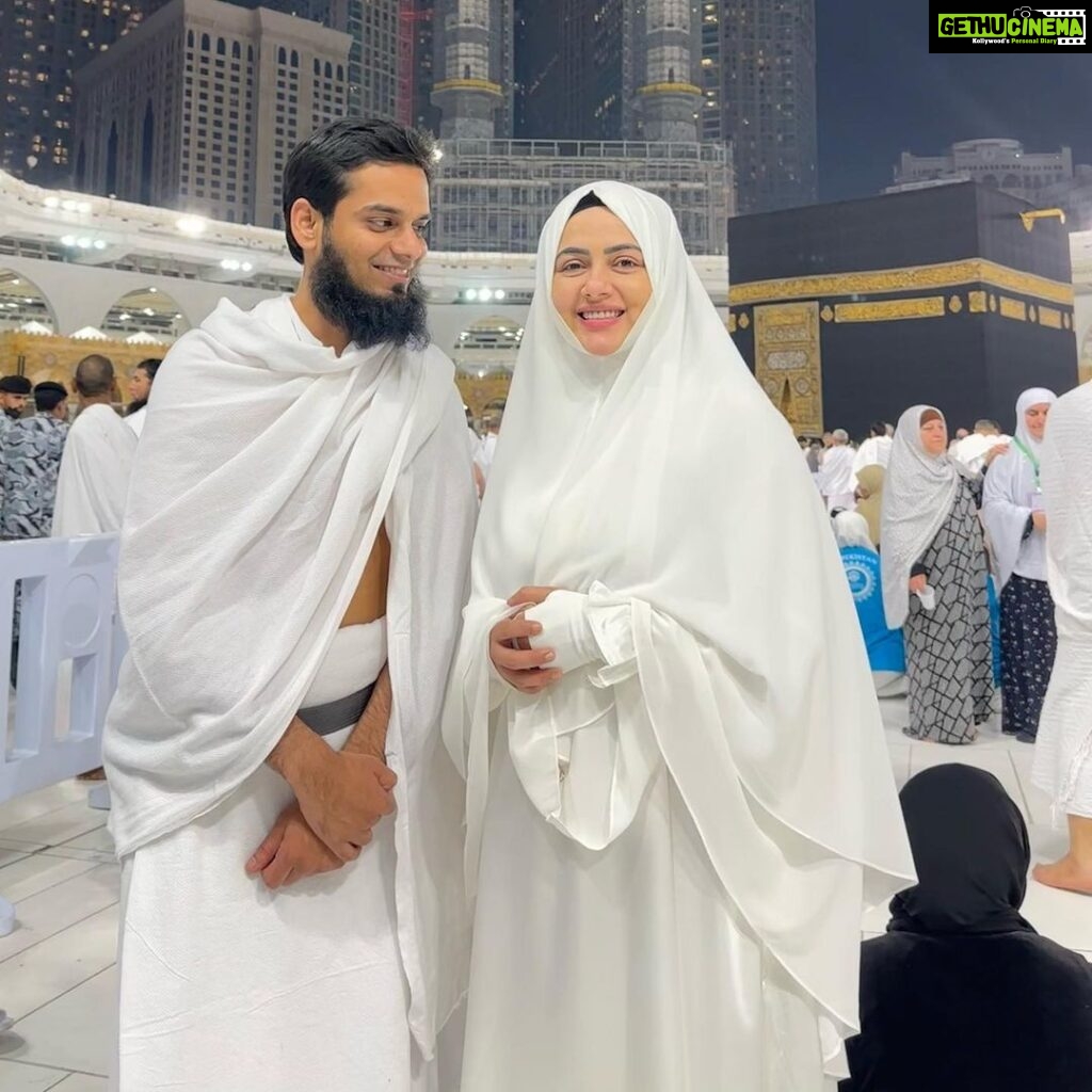 Sana Khan Instagram - Rizq is also a pious husband/ wife who cares for you 🥰 No love between two souls is greater than what is between the spouses ♥ Allah hamare Dillon mai Ek dusre ke liye hamesha mohabbat Rakhe. Aur Ek dusre ke liye hamare dillo mai reham rakhe 🤲🏻🥰 I can’t stop blushing when he looks at me like this 😚 JazakAllah khair @alkhalidtours for always looking after us May Allah reward u the best in this duniya and Akhirah 🤲🏻 #sanakhan #anassaiyad #umrah #makkah #alhamdulillah Makkah Masjid-al-Haram