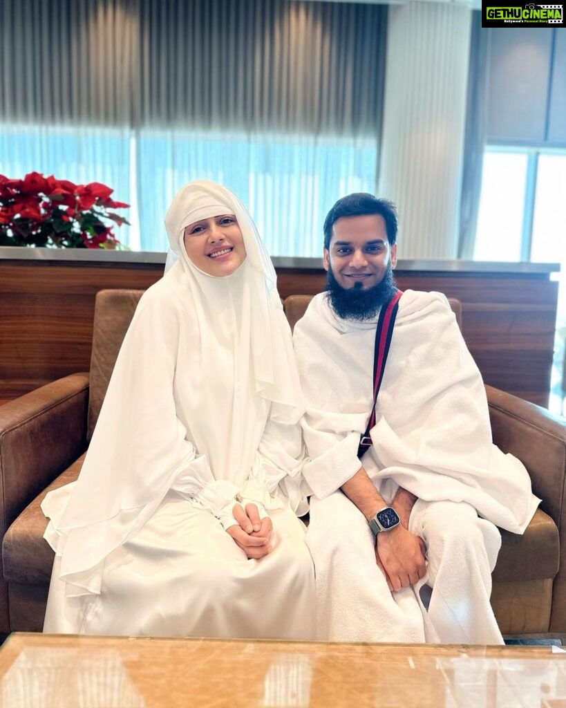 Sana Khan Instagram - Alhamdullilah soooo Happy 😃 This umrah is very very special for some reason which In Sha Allah I will share soon with all ♥ May Allah make it easy 🤲🏻