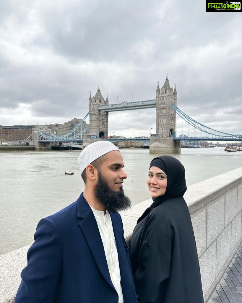 Sana Khan Instagram - Being Muslim is for all Day, Not just five times a day. Alhamdullilah for every blessing coz it Allah who can do anything and everything. May Allah keep us steadfast on our Deen🤲🏻 #sanakhan #anassaiyad #alhamdulillah #london #londonbridge Tower Bridge