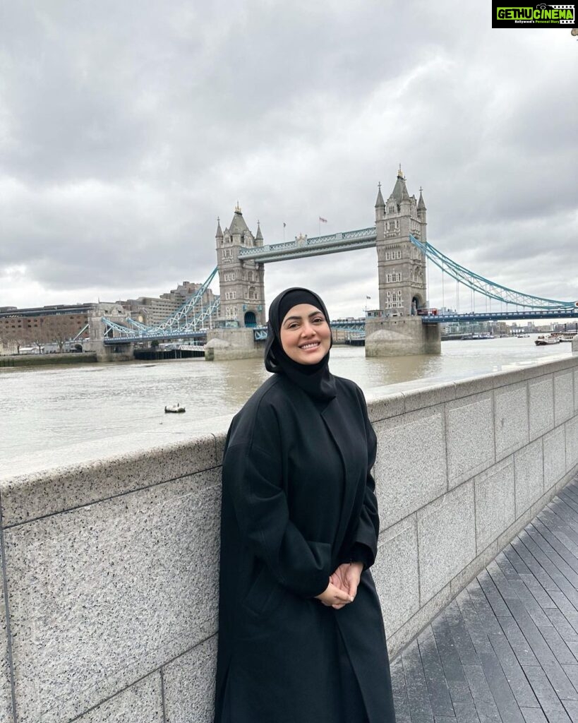 Sana Khan Instagram - Being Muslim is for all Day, Not just five times a day. Alhamdullilah for every blessing coz it Allah who can do anything and everything. May Allah keep us steadfast on our Deen🤲🏻 #sanakhan #anassaiyad #alhamdulillah #london #londonbridge Tower Bridge