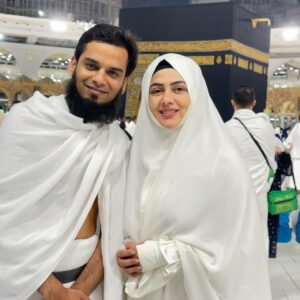 Sana Khan Instagram - Rizq is also a pious husband/ wife who cares for you 🥰

No love between two souls is greater than what is between the spouses ♥️

Allah hamare Dillon mai Ek dusre ke liye hamesha mohabbat Rakhe.
Aur Ek dusre ke liye hamare dillo mai reham rakhe 🤲🏻🥰

I can’t stop blushing when he looks at me like this 😚

JazakAllah khair @alkhalidtours for always looking after us 
May Allah reward u the best in this duniya and Akhirah 🤲🏻

#sanakhan #anassaiyad #umrah #makkah #alhamdulillah
