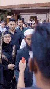 Sana Khan Instagram - This video post by @instantbollywood was so beautiful tht I had to post it on our pages.
Thank u so much for this beautiful presentation it actually touched us.
JazakAllah khair @babasiddiqueofficial @zeeshansiddique for the dawat May Allah bless you n ur family abundantly with khair in this duniya and Akhirah.

Jaise aap sabko mohabbat, ehteram aur izzat se miltey hai Allah apki bhi jannt mai aisi he mehman nawazi karai.

Ps: So happy to see @anas_saiyad20 leading magrib namaz.
Namaz is a gift from Allah after all so don’t treat it like a burden 🤲🏻

With our brother @zubergopalani 

Abaya @hayabysanakhan 

#sanakhan #anassaiyad #babasiddique #alhamdulillah #throwback #beautyofislam