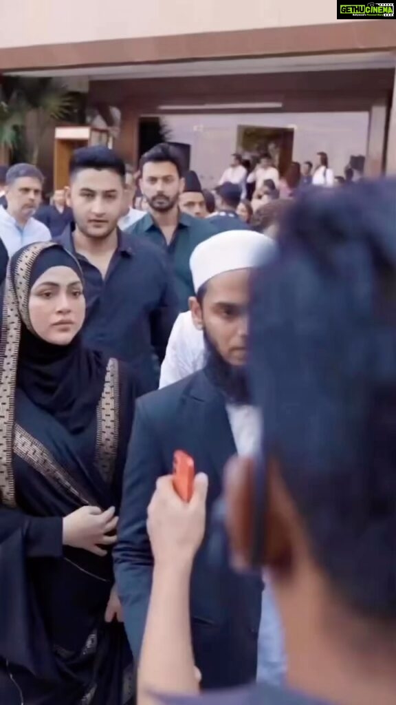 Sana Khan Instagram - This video post by @instantbollywood was so beautiful tht I had to post it on our pages. Thank u so much for this beautiful presentation it actually touched us. JazakAllah khair @babasiddiqueofficial @zeeshansiddique for the dawat May Allah bless you n ur family abundantly with khair in this duniya and Akhirah. Jaise aap sabko mohabbat, ehteram aur izzat se miltey hai Allah apki bhi jannt mai aisi he mehman nawazi karai. Ps: So happy to see @anas_saiyad20 leading magrib namaz. Namaz is a gift from Allah after all so don’t treat it like a burden 🤲🏻 With our brother @zubergopalani Abaya @hayabysanakhan #sanakhan #anassaiyad #babasiddique #alhamdulillah #throwback #beautyofislam