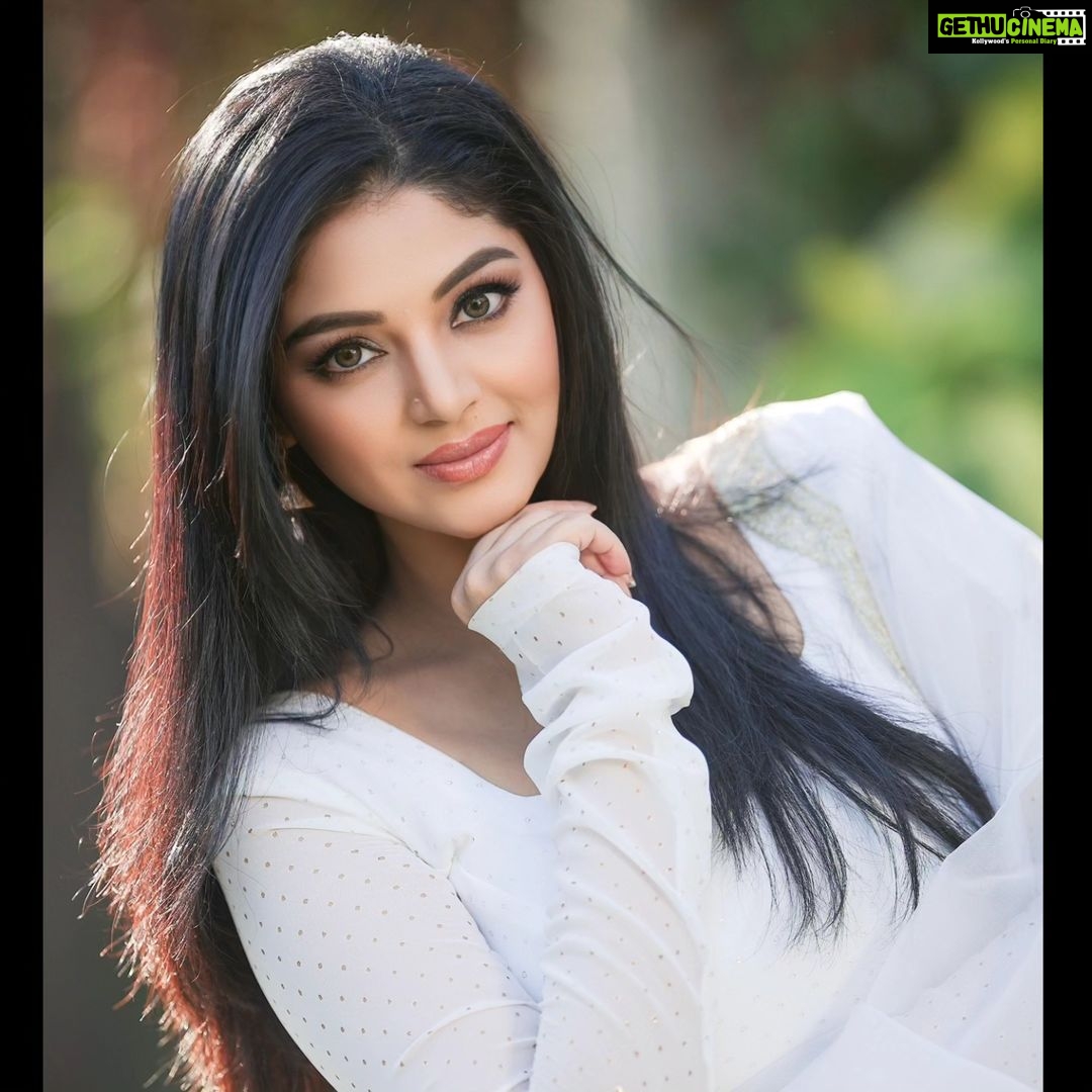 Sanam Shetty Instagram - When your heart is pure as white π€ you'll be the most precious sight ! π€ π€ π€ Outfit & Styling @ival.amali Clicks @adam_kae @arvinthiyer MUH @monz_makeover Venue @darzaluxuryresorts #traditionalthursdays #serenewhites #anarkalistyles #chiffonsequined