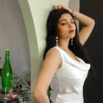 Sanam Shetty Instagram - Did you know I always wink left? What's your wink side? 😉 Clicks @vivid_impressions__ #winkwednesday #happyevening