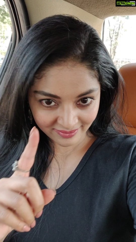 Sanam Shetty Instagram - Be Sunsational ☀️ With a generous coat of sunscreen.. creamy lipstick..smart shades..and some extra swag😎 . . . Using @neutrogena sunscreen SPF 50+ , @lovechildbymasaba lipstick #workday #summershine #quickie #keepitsimple #makeuptips #traveltuesday #carfie #summermakeup