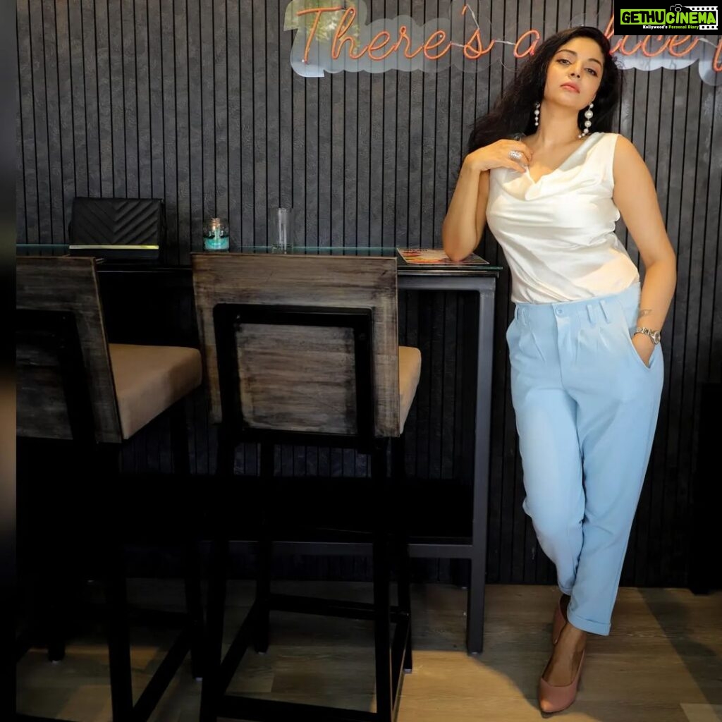 Sanam Shetty Instagram - The only barrier to your success is you. The only key to your success is also you 💙 💙 💙 💙 . . Shot at @canadianpizzaind Photography @vivid_impressions__ Organised by @aura_uma @shaik_lens_photography #tgif #casualstyle #funfriday #eventstyling #coolblue #cowlneck #ivorysatin #prettypastels #pearldrops
