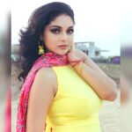 Sanam Shetty Instagram - Shades of twilight☀️ Outfit & Styling @rasikaasofficial Rathna MUH @vijiknr Bronzemakeover Photography team @_gopinath_official @anandraj5887 #sweetmirchi @syedsuhelbasha @arvinthiyer Organised by @balaji_2888 #sunandsand #twilight #anarkalisuits #halterneck #bandhanidupatta #smokeyeyes