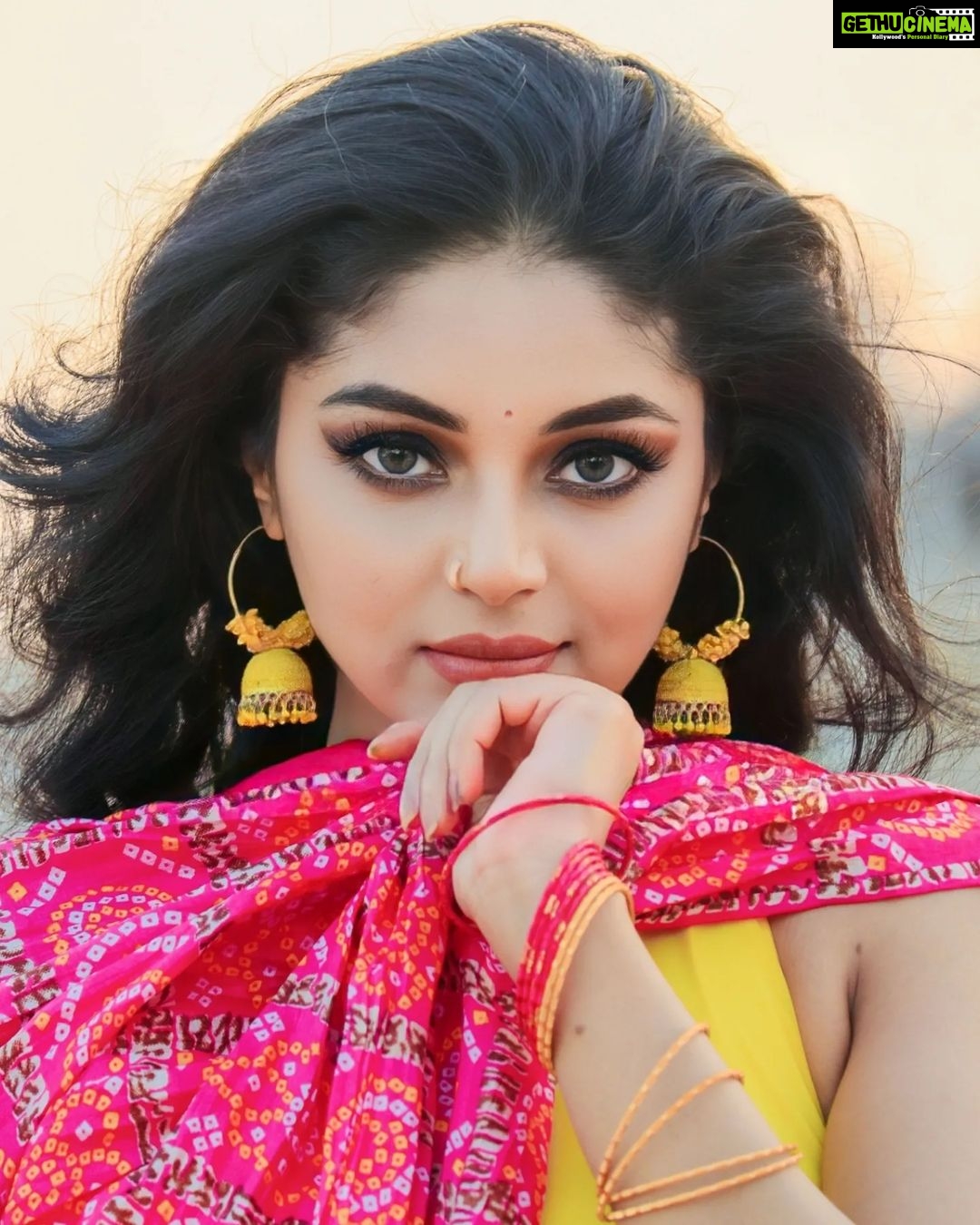 Sanam Shetty Instagram - T.R.O.P.I.C.A.L Gal 🏖️ . . Outfit & Styling @rasikaasofficial Rathna MUH @vijiknr Bronzemakeover Photography team @_gopinath_official #sweetmirchi @syedsuhelbasha @anandraj5887 @arvinthiyer Organised by @balaji_2888 #hellomonday #tropics #sunandsand
