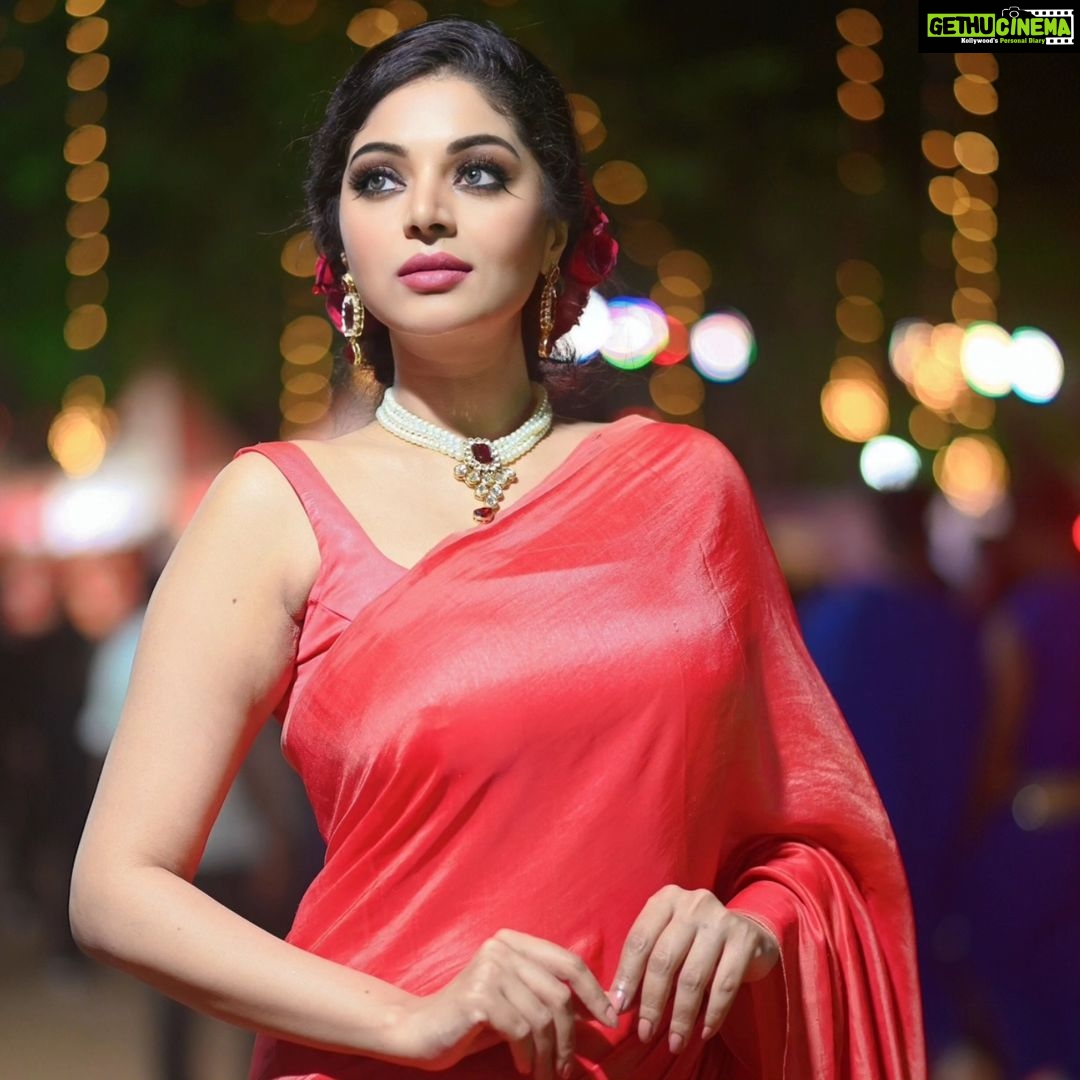 Sanam Shetty Instagram - Goodnight my dear peeps🌹 . . . Outfit @rasikaasofficial Styling @style.withsneha Photography @arvinthiyer MUH @naturalssalon @preethi_naturalsmakeupartistry @vimala_naturals Naturals Page 3 @ckkumaravel @veena_kumaravel Red carpet event @behindwoodsofficial #sigappurojakkal #eventstyling #satinsaree #vintagefare #moretocome