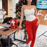 Sanam Shetty Instagram - A week of corsets or just weak for corsets!❤️ . . . Shoot with @rahuldev1 Outfit & Styling @julesamin MUH @promakeup_bridal_studio @agenerous_glam_ @makeovers_by_ranjitha Venue @nolitapizzas @neerajabose #bts #whiteweekend #corsettop #pantsuit #festiveshoot #happyweekend