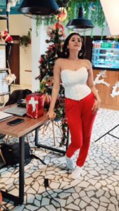 Sanam Shetty Instagram - A week of corsets or just weak for corsets!❤️ . . . Shoot with @rahuldev1 Outfit & Styling @julesamin MUH @promakeup_bridal_studio @agenerous_glam_ @makeovers_by_ranjitha Venue @nolitapizzas @neerajabose #bts #whiteweekend #corsettop #pantsuit #festiveshoot #happyweekend