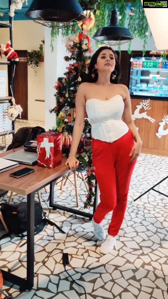 Sanam Shetty Instagram - A week of corsets or just weak for corsets!❤️ . . . Shoot with @rahuldev1 Outfit & Styling @julesamin MUH @promakeup_bridal_studio @agenerous_glam_ @makeovers_by_ranjitha Venue @nolitapizzas @neerajabose #bts #whiteweekend #corsettop #pantsuit #festiveshoot #happyweekend