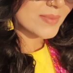 Sanam Shetty Instagram - One sunny Sunday 🌅 . . . . . BTS shot from #Rangjindaro song shoot With @sashasublime @dir_sudhar @balaji_2888 @shree.kalalaya @shreeya_9323 @priyasundar02 MUH @vijiknr Outfit @rasikaasofficial #rangjindaro music video out now on @zeemusiccompany (YouTube). Have you watched it yet? 💛 #bts #funinthesun #hindidebut #musicvideo