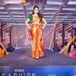 Sanam Shetty Instagram - Honoured to walk as showstopper at @timesofindia 's #FashionFiesta for @naturalssalon 🌟 Thank you @ckkumaravel sir , @chennaitimestoi & #naturalssalon for the memorable experience 🙏 Organised by @chennaitimestoi Naturals team: Makeup @preethi_naturalsmakeupartistry Hair @therita.artistry Saree @cooptexindia Jewellery @theaashirya Styling & Coordination @sneha__mithran @style.withsneha Choreography @karunraman Host @paloma_rao Managed by @gow7hu @rajani_raghunath VC @arvinthiyer Venue @crowneplazachn #showstopper #latest #eventstyling #southindianbride #bridalfashion #comingup