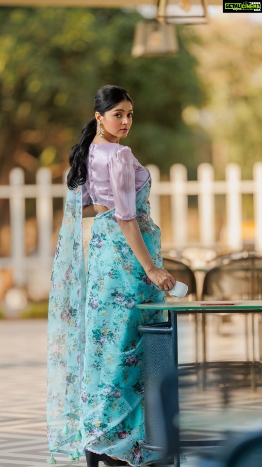 Sanam Shetty Instagram - Blue of the day 💙 . . . Lightweight floral organza saree by @6yarddrape Styling @shyn_fascino Clicks & Video @adam_kae MUH @sujitha_makeup_artist_ Drape @the_thish Venue @the_french_town #mondays #beattheblues #summerstyles #pastelsaree