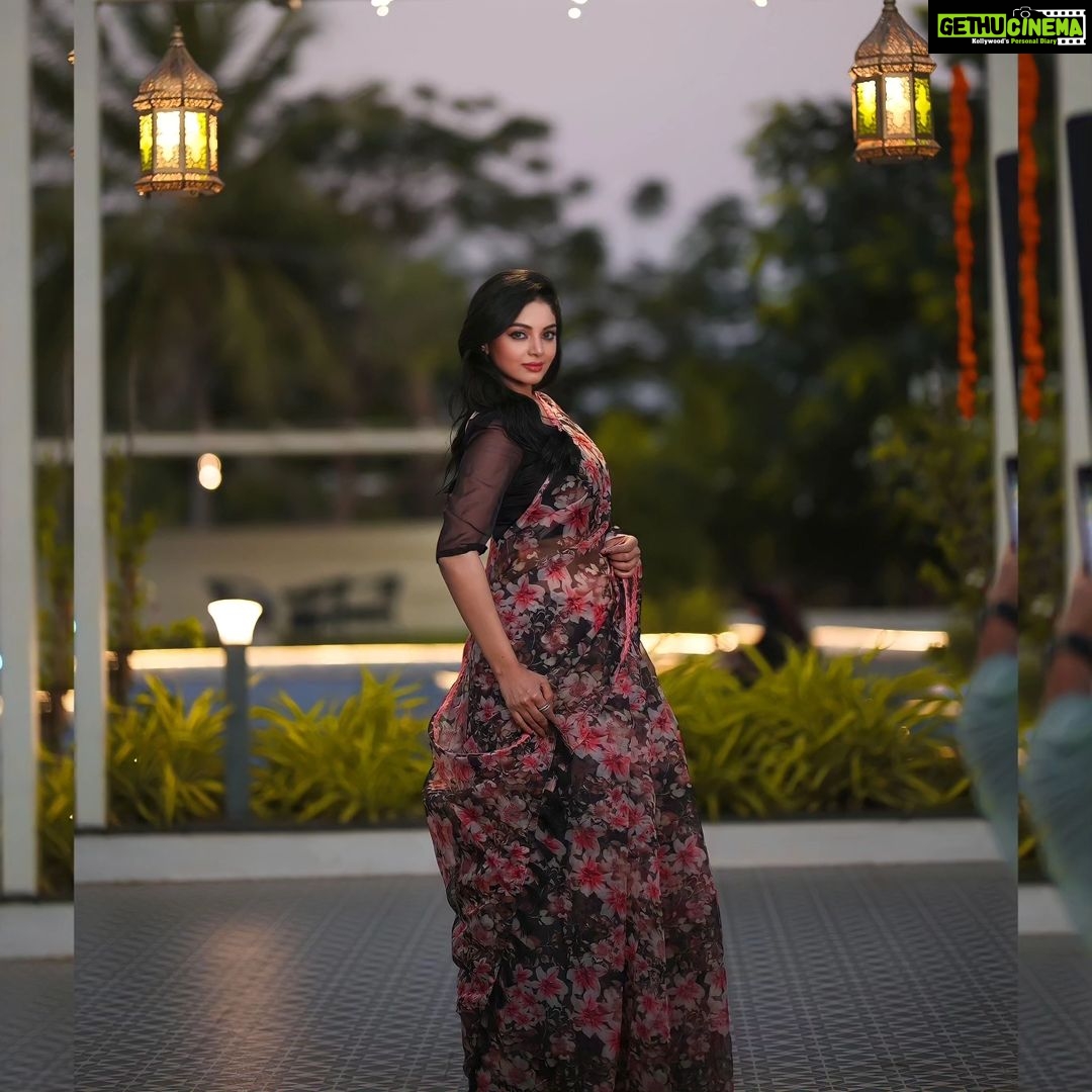 Sanam Shetty Instagram - Wishing you and your family a peaceful and joyous Eid celebration 🌙🌟 While I wait for biryani & kheer 😋 ✨ ✨ ✨ ✨ Saree @6yarddrape Styling @shyn_fascino Clicks @adam_kae Edit @arvinthiyer MUH @sujitha_makeup_artist Drape @the_thish Venue @the_french_town #eidmubarak #eidulfitr