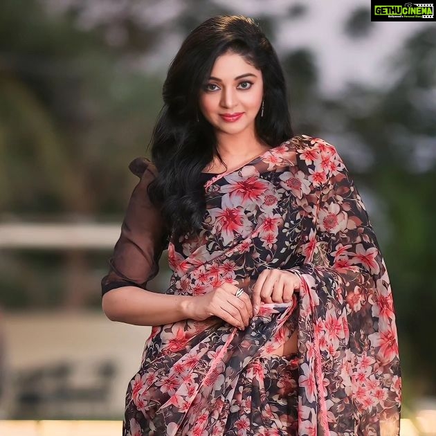 Sanam Shetty Instagram - Wishing you and your family a peaceful and joyous Eid celebration 🌙🌟 While I wait for biryani & kheer 😋 ✨ ✨ ✨ ✨ Saree @6yarddrape Styling @shyn_fascino Clicks @adam_kae Edit @arvinthiyer MUH @sujitha_makeup_artist Drape @the_thish Venue @the_french_town #eidmubarak #eidulfitr