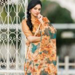 Sanam Shetty Instagram - Retro rhythms 💚🧡 . . . . Saree @6yarddrape Styling @shyn_fascino Clicks @adam_kae MUH @sujitha_makeup_artist Draping @the_thish Venue @the_french_town #moodymonday #floralorganza #earthcolors #retrostyle