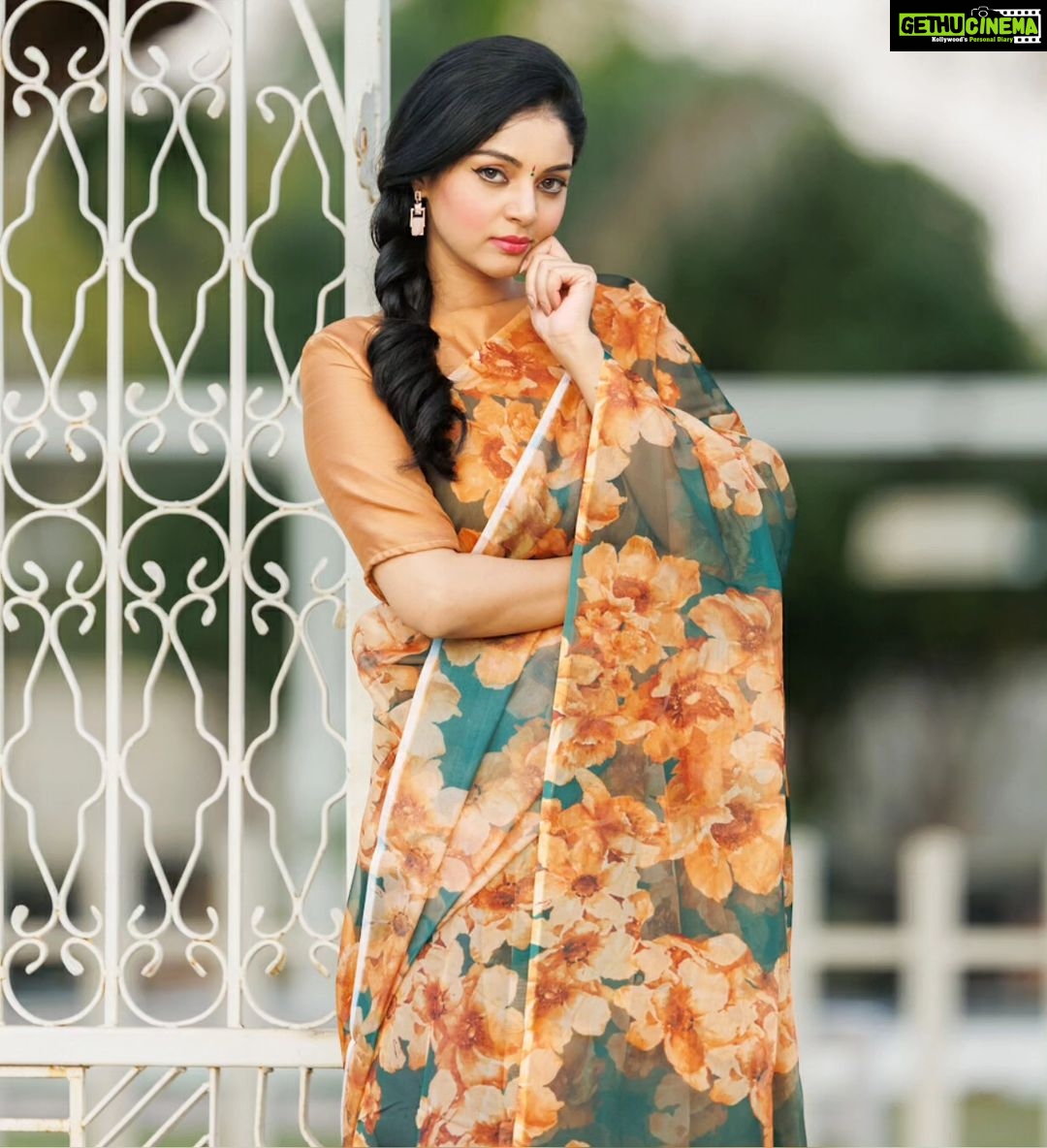 Sanam Shetty Instagram - Retro rhythms ππ§‘ . . . . Saree @6yarddrape Styling @shyn_fascino Clicks @adam_kae MUH @sujitha_makeup_artist Draping @the_thish Venue @the_french_town #moodymonday #floralorganza #earthcolors #retrostyle