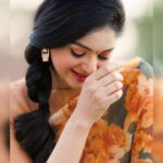 Sanam Shetty Instagram - Retro rhythms 💚🧡 . . . . Saree @6yarddrape Styling @shyn_fascino Clicks @adam_kae MUH @sujitha_makeup_artist Draping @the_thish Venue @the_french_town #moodymonday #floralorganza #earthcolors #retrostyle