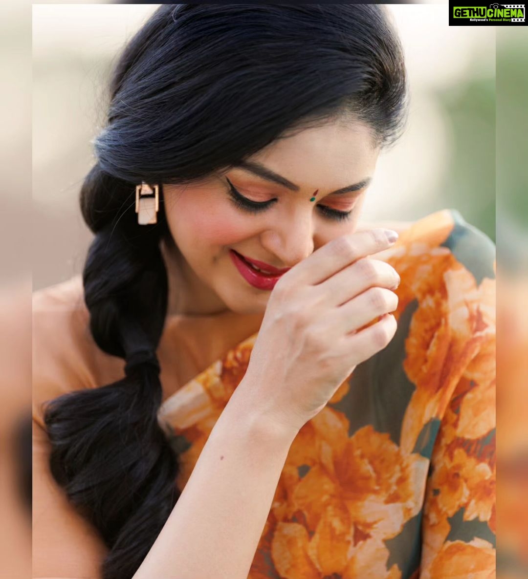 Sanam Shetty Instagram - Retro rhythms ππ§‘ . . . . Saree @6yarddrape Styling @shyn_fascino Clicks @adam_kae MUH @sujitha_makeup_artist Draping @the_thish Venue @the_french_town #moodymonday #floralorganza #earthcolors #retrostyle