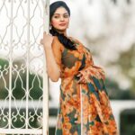 Sanam Shetty Instagram - Retro rhythms 💚🧡 . . . . Saree @6yarddrape Styling @shyn_fascino Clicks @adam_kae MUH @sujitha_makeup_artist Draping @the_thish Venue @the_french_town #moodymonday #floralorganza #earthcolors #retrostyle