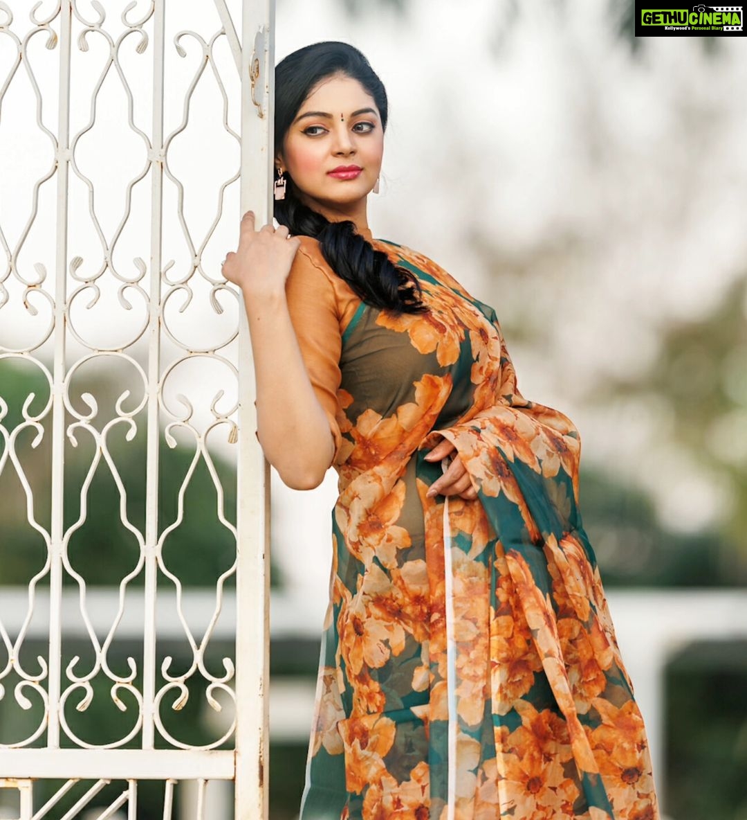 Sanam Shetty Instagram - Retro rhythms ππ§‘ . . . . Saree @6yarddrape Styling @shyn_fascino Clicks @adam_kae MUH @sujitha_makeup_artist Draping @the_thish Venue @the_french_town #moodymonday #floralorganza #earthcolors #retrostyle
