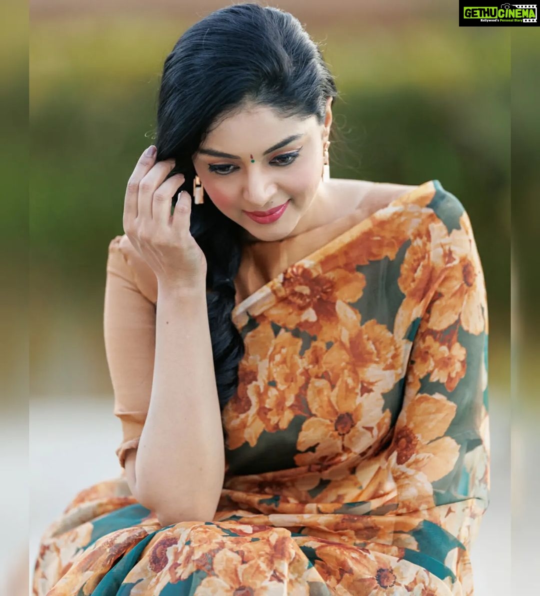 Sanam Shetty Instagram - அனைவருக்கும் இனிய தமிழ் புத்தாண்டு வாழ்த்துக்கள் 💐🌟 . . . Saree @6yarddrape Styling @shyn_fascino Clicks @adam_kae MUH @sujitha_makeup_artist Draping @the_thish Venue @the_french_town #happytamilnewyear
