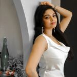 Sanam Shetty Instagram - Did you know I always wink left? What's your wink side? 😉 Clicks @vivid_impressions__ #winkwednesday #happyevening