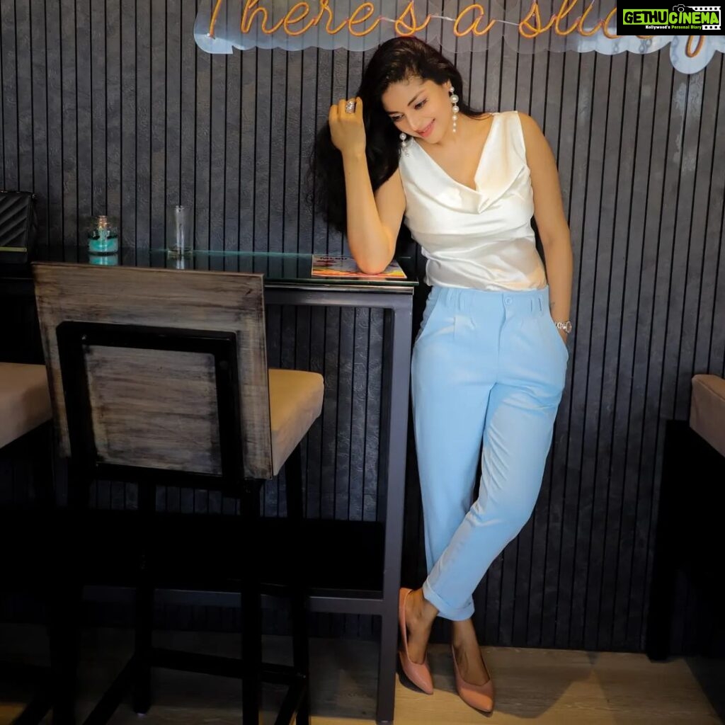 Sanam Shetty Instagram - The only barrier to your success is you. The only key to your success is also you 💙 💙 💙 💙 . . Shot at @canadianpizzaind Photography @vivid_impressions__ Organised by @aura_uma @shaik_lens_photography #tgif #casualstyle #funfriday #eventstyling #coolblue #cowlneck #ivorysatin #prettypastels #pearldrops