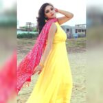 Sanam Shetty Instagram - Shades of twilight☀️ Outfit & Styling @rasikaasofficial Rathna MUH @vijiknr Bronzemakeover Photography team @_gopinath_official @anandraj5887 #sweetmirchi @syedsuhelbasha @arvinthiyer Organised by @balaji_2888 #sunandsand #twilight #anarkalisuits #halterneck #bandhanidupatta #smokeyeyes