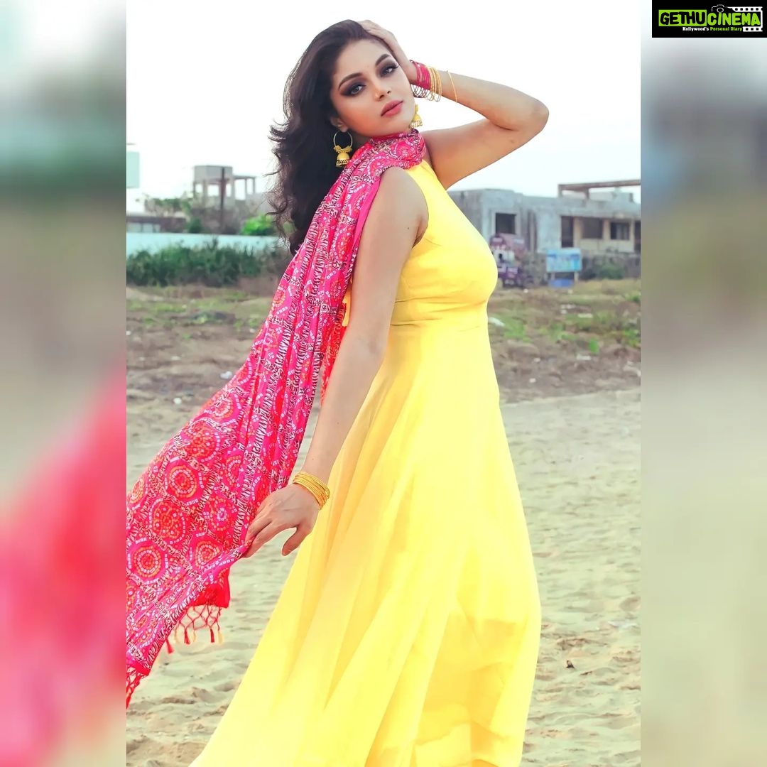 Sanam Shetty Instagram - Shades of twilight☀️ Outfit & Styling @rasikaasofficial Rathna MUH @vijiknr Bronzemakeover Photography team @_gopinath_official @anandraj5887 #sweetmirchi @syedsuhelbasha @arvinthiyer Organised by @balaji_2888 #sunandsand #twilight #anarkalisuits #halterneck #bandhanidupatta #smokeyeyes